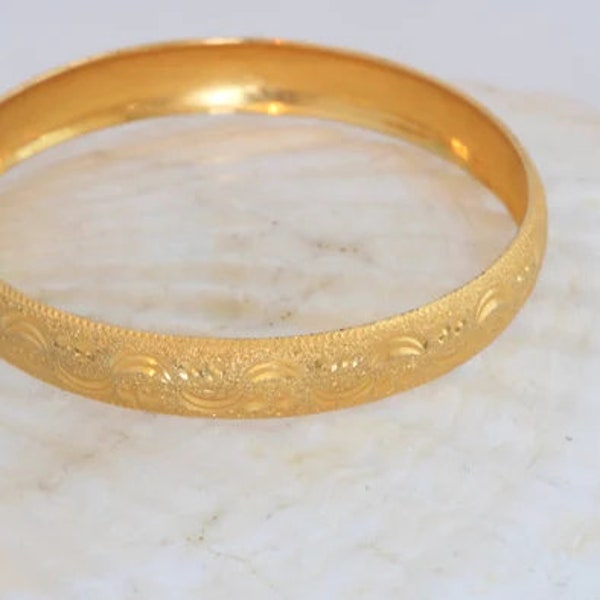 Gold Tone Etched Bangle Bracelet / Vintage Estate Jewelry // luluglitterbug