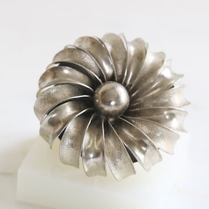 Vintage Large Silver Tone Unsigned Midcentury Flower Brooch // Luluglitterbug