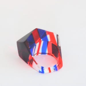Vintage 1970s Blue Red and Clear Striped Lucite Chunky Ring Size 9 // luluglitterbug