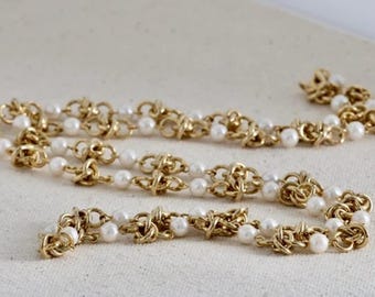 Collar vintage, cadena dorada de los años 50 con perlas de imitación, largo ópera.