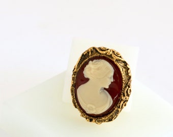 Midcentury Resin Cameo Brooch Pin // Vintage Jewelry // luluglitterbug