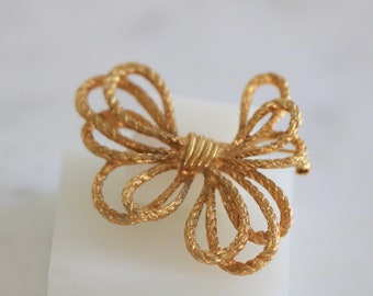 Sarah Coventry Large Gold Bow Brooch Pin // Vintage Jewelry // luluglitterbug