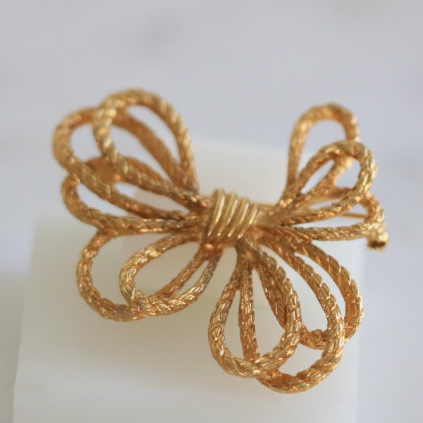 Sarah Coventry Large Gold Bow Brooch Pin // Vintage Jewelry // luluglitterbug