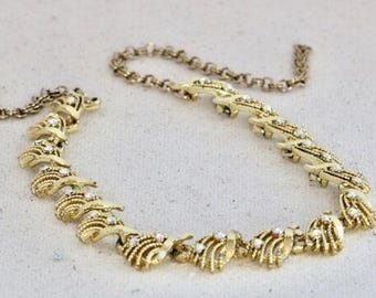 Naszyjnik choker z kryształkami, biżuteria kostiumowa z ogniwami w kolorze złota z lat 50. XX wieku