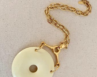 Naszyjnik z imitacji kości słoniowej Kenneth Lane Estate Jewelry z sygnaturą, 3-calowy łańcuszek w kolorze złotym