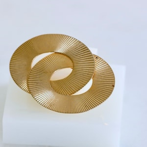 Gold Tone Connecting Loop Infinity Brooch Pin // Vintage Jewelry // luluglitterbug