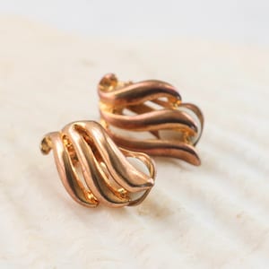 Midcentury Gold Tone Clip On Earrings // Vintage Jewelry // luluglitterbug