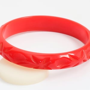 Vintage Carved Cherry Bakelite Bangle - Art Deco Bracelet - 1930s // Vintage Jewelry // luluglitterbug