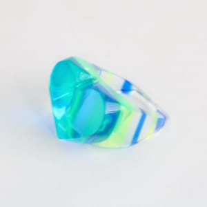 Vintage 1970s blau grün klar gestreift Herz geformt Lucite Chunky Ring Größe 7.25, Mid-Century MOD Statement Schmuck, Retro-Mode-Accessoire
