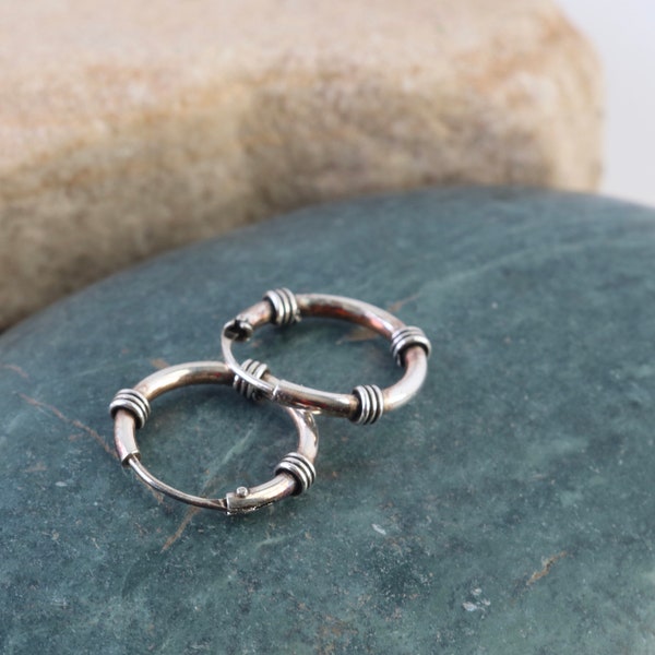 Sterling Silver Small Delicate Hoop Earrings // Vintage jewelry // luluglitterbug