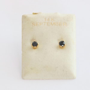 Vintage 14K Gold September Saphir Ohrstecker - 3 mm - Original Karte - Klassisches 1960s Design // luluglitterbug