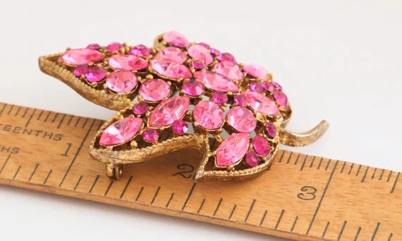 Broche rose fuchsia sculptée en résine