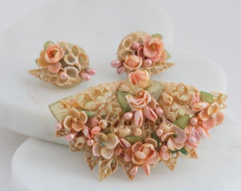 Handmade Seashell Floral Patterned Brooch Pin and Screw Back Earring Set // Vintage Jewelry // luluglitterbug