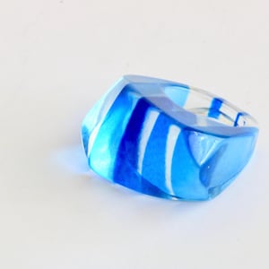 Vintage 1970s Blue and Clear Striped Lucite Chunky Ring Size 4.5 // luluglitterbug