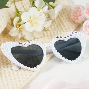 Lunettes de soleil personnalisées mariée coeur strass, future mariée lunettes de soleil, mariée lunettes de soleil perle, accessoires de mariage strass, douche nuptiale image 1