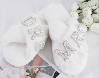 Pantoufles de mariée Mrs Wedding, chaussons personnalisés Mrs Fluffy avec lettres de perles, chaussons personnalisés, chaussons de future mariée, chaussons de mariée - patchs