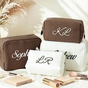 Pochette cosmetica personalizzata con motivo a nido d'ape, trousse da toilette con monogramma ricamato, regalo per damigella d'onore.