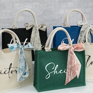 Personalisierte Brautjungfer Sackleinen Tragetaschen, Jute Monogramm Strand Tragetaschen, Brautjungfer Geschenktasche mit Namen Schal, Junggesellinnenabschied Geschenktaschen