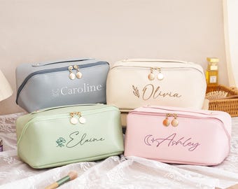 Può includere: Quattro trousse per cosmetici personalizzate in colori pastello: azzurro, crema, verde e rosa. Ogni borsa presenta una cerniera dorata e un nome ricamato in un colore complementare. I nomi sono Caroline, Olivia, Elaine e Ashley.