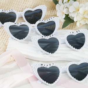 Lunettes de soleil personnalisées mariée coeur strass, future mariée lunettes de soleil, mariée lunettes de soleil perle, accessoires de mariage strass, douche nuptiale image 9