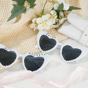 Lunettes de soleil personnalisées mariée coeur strass, future mariée lunettes de soleil, mariée lunettes de soleil perle, accessoires de mariage strass, douche nuptiale image 5