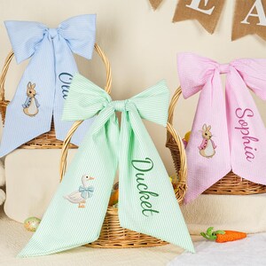Laço personalizado para cesta de Páscoa em tecido seersucker, com fita decorativa monogramada para a alça. imagem 7