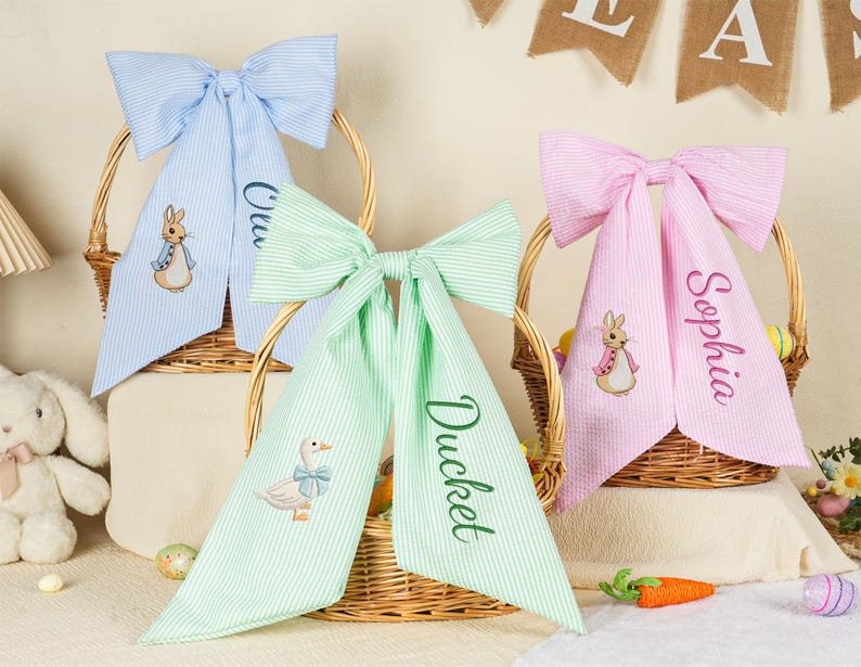Laço personalizado para cesta de Páscoa em tecido seersucker, com fita decorativa monogramada para a alça. imagem 7