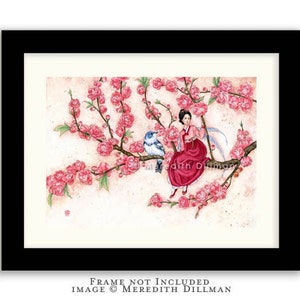 以下が含まれることがあります： ピンクの花が咲いた木の枝に赤いドレスを着た女性が座り、その隣には青い鳥がとまっている水彩画です。