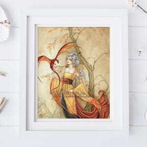 Op de afbeelding: Een aquarel schilderij van een vrouw in een gele en rode jurk met een rode draak. De vrouw heeft lang wit haar en houdt een tak met bladeren vast. De achtergrond is een aquarel in geel en bruin.