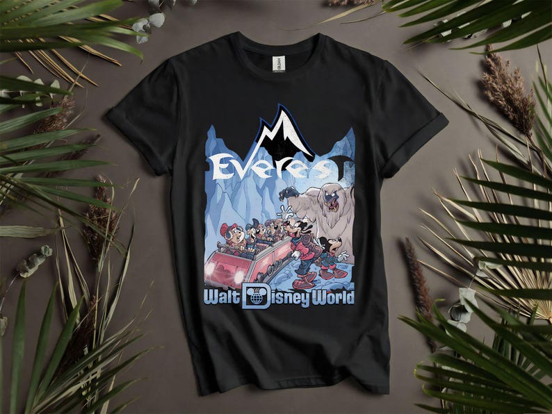 Puede incluir: Camiseta negra con un gr&aacute;fico colorido de la atracci&oacute;n Expedition Everest en Walt Disney World. El dise&ntilde;o incluye la palabra "Everest" sobre una escena de monta&ntilde;a, con Mickey y sus amigos. Las palabras "Walt Disney World" est&aacute;n debajo.