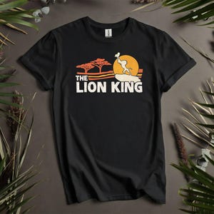 Disney König der Löwen Simba und individuelle T-Shirts, Hoodie für Männer, Frauen und Kinder - Größen S bis 5XL | Damen T-Shirts Hoodie Verfügbar AD439