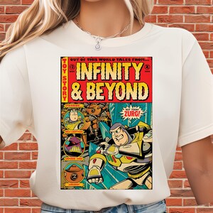 Puede incluir: Camiseta color crema con un dise&ntilde;o estilo c&oacute;mic. El gr&aacute;fico muestra "INFINITY & BEYOND" y "TOY STORY". El dise&ntilde;o incluye im&aacute;genes de Buzz Lightyear y el Emperador Zurg, con el texto "ZURG!"
