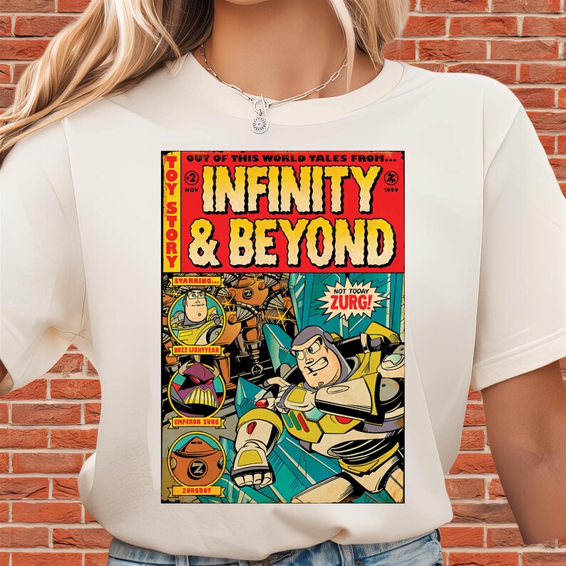 Puede incluir: Camiseta color crema con un dise&ntilde;o estilo c&oacute;mic. El gr&aacute;fico muestra "INFINITY & BEYOND" y "TOY STORY". El dise&ntilde;o incluye im&aacute;genes de Buzz Lightyear y el Emperador Zurg, con el texto "ZURG!"