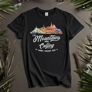 The Mountains Are Calling and I Must Go Thunder T-Shirts für Männer, Frauen und Kinder - Größen S bis 5XL | Damen T-Shirts erhältlich K414