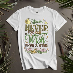 Tiana, nunca eres demasiado mayor para pedir un deseo a una estrella. Camisetas personalizadas para hombres, mujeres y niños. Tallas S a 5XL. Camisetas para mujer disponibles. K804