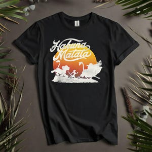 Disney Der König der Löwen Hakuna Matata T-Shirts, Hoodie für Männer, Frauen und Kinder - Größen S bis 5XL | Damen T-Shirts Hoodie Verfügbar AD718