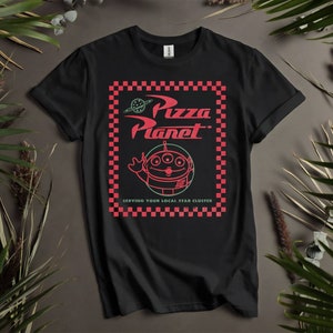 Disney Pixar Toy Story Alien Pizza Planet Box T-shirt personalizzate per uomo, donna e bambino - Taglie dalla S alla 5XL / T-shirt da donna disponibili K309