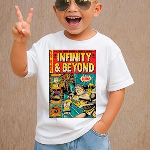 Puede incluir: Camiseta blanca con un dise&ntilde;o de portada de c&oacute;mic con el texto "INFINITY & BEYOND" e im&aacute;genes de personajes de la pel&iacute;cula Toy Story. La camiseta la lleva un ni&ntilde;o con gafas de sol.