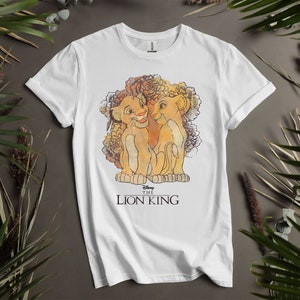 Disney Der König der Löwen Simba Und Nala Aquarell T-Shirts für Männer, Frauen und Kinder - Größen S bis 5XL | Damen T-Shirts erhältlich K408