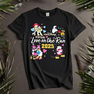 Puede incluir: Camiseta negra con un diseño de Disney. Presenta personajes de dibujos animados y el texto "runDisney Virtual Love on the Run 2025." El diseño incluye a Woody, Buzz Lightyear, Mickey Mouse, Minnie Mouse y otros personajes.