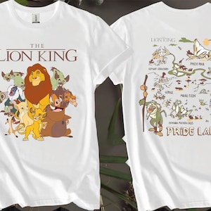 2-seitige Lion King Pride Land Map Simba Timon Benutzerdefinierte T-Shirts für Männer, Frauen und Kinder - Größen S bis 5XL | Damen T-Shirts erhältlich AB83-2