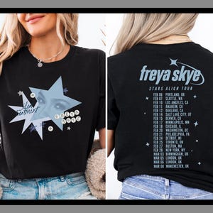 Peut inclure: Une tasse en céramique blanche avec une anse noire et le texte "But First, Coffee" en noir gras. La tasse est posée sur une surface blanche. La tasse semble contenir environ 355 ml.