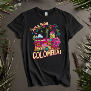 ¡Encanto Mirabel Hola desde Colombia! Camisetas personalizadas con postales para hombres, mujeres y niños. Tallas S a 5XL. Camisetas para mujer disponibles. K188