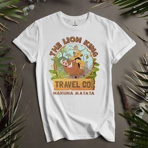 Disney Lion Travel Co Simba Timon Pumbaa T-Shirts für Männer, Frauen und Kinder - Größen S bis 5XL | Damen T-Shirts erhältlich K827