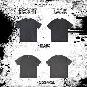 K&ouml;nnte beinhalten: Produktbild mit zwei T-Shirts, eines in Schwarz und eines in Anthrazit, das die Vorder- und R&uuml;ckansicht zeigt. Der Text "COLOR DISPLAY", "FRONT" und "BACK" ist sichtbar. Der Hintergrund hat ein wei&szlig;es und schwarzes Spritzmuster.