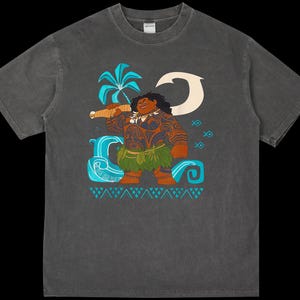 Puede incluir: Camiseta gris oscuro con una ilustraci&oacute;n de dibujos animados de una figura polinesia sosteniendo un arma. El dise&ntilde;o incluye una palmera, olas y patrones geom&eacute;tricos en verde azulado y blanco. La camiseta es de material suave.