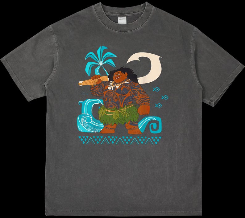 Puede incluir: Camiseta gris oscuro con una ilustraci&oacute;n de dibujos animados de una figura polinesia sosteniendo un arma. El dise&ntilde;o incluye una palmera, olas y patrones geom&eacute;tricos en verde azulado y blanco. La camiseta es de material suave.