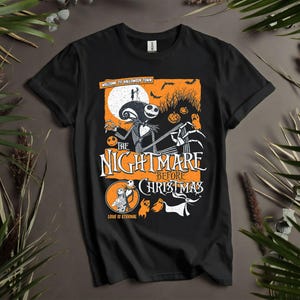 Puede incluir: Camiseta negra con un dise&ntilde;o gr&aacute;fico de "Pesadilla antes de Navidad". El dise&ntilde;o incluye a Jack Skellington, calabazas y el texto "Welcome to Halloween Town" y "Love is Eternal."