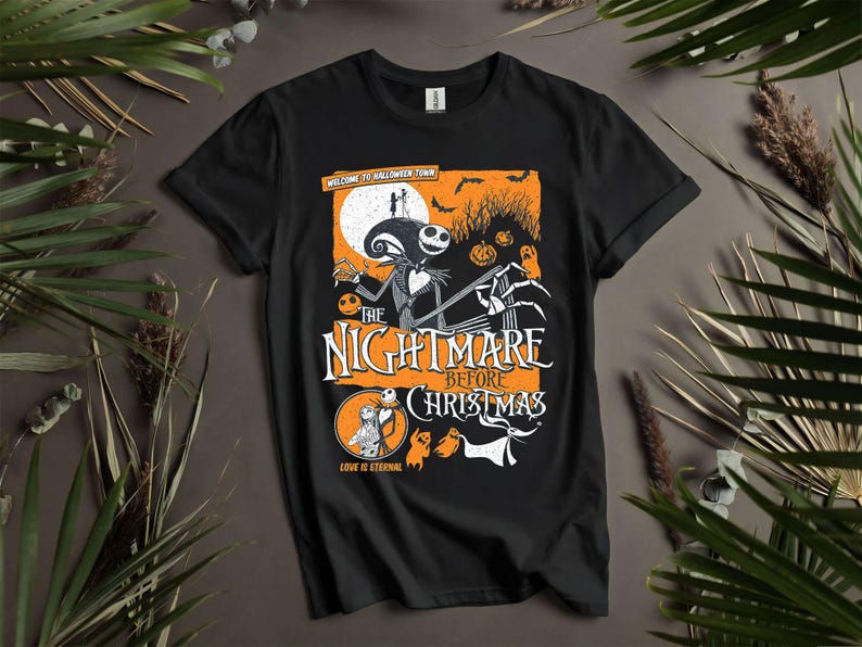 Puede incluir: Camiseta negra con un dise&ntilde;o gr&aacute;fico de "Pesadilla antes de Navidad". El dise&ntilde;o incluye a Jack Skellington, calabazas y el texto "Welcome to Halloween Town" y "Love is Eternal."