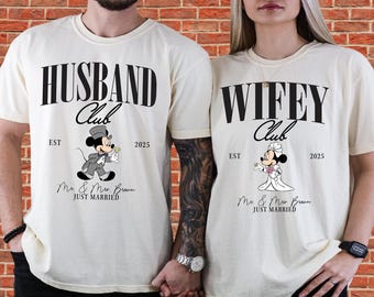 Chemise mari et femme Disney | T-shirt graphique drôle personnalisé | Impression de qualité en coton | Tailles | Options de sweat à capuche et barboteuse | N902
